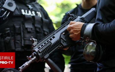 Rebeliune la Mizil: Localnici furioși atacă o mașină a Poliției, strada blocată