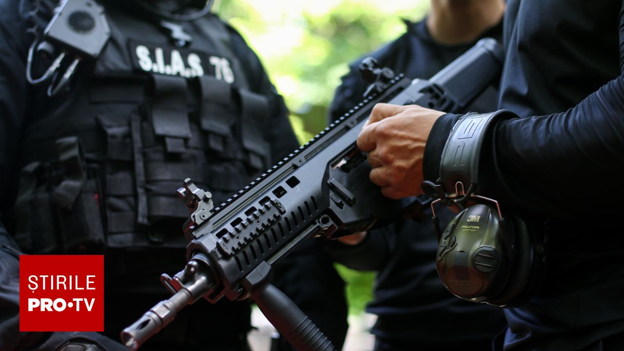Rebeliune la Mizil: Localnici furioși atacă o mașină a Poliției, strada blocată