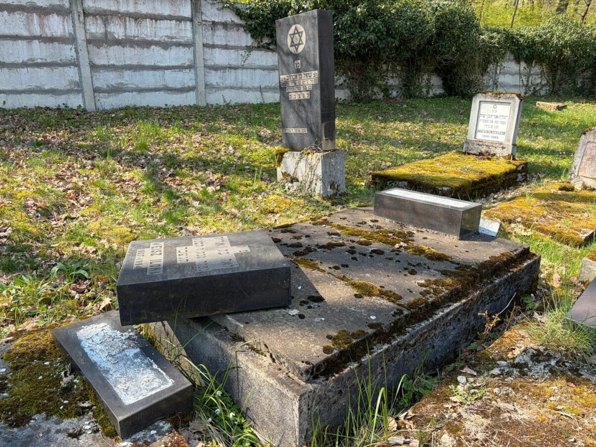 Atac la cimitirul evreiesc din Reghin: Monumente vandalizate, dosar penal