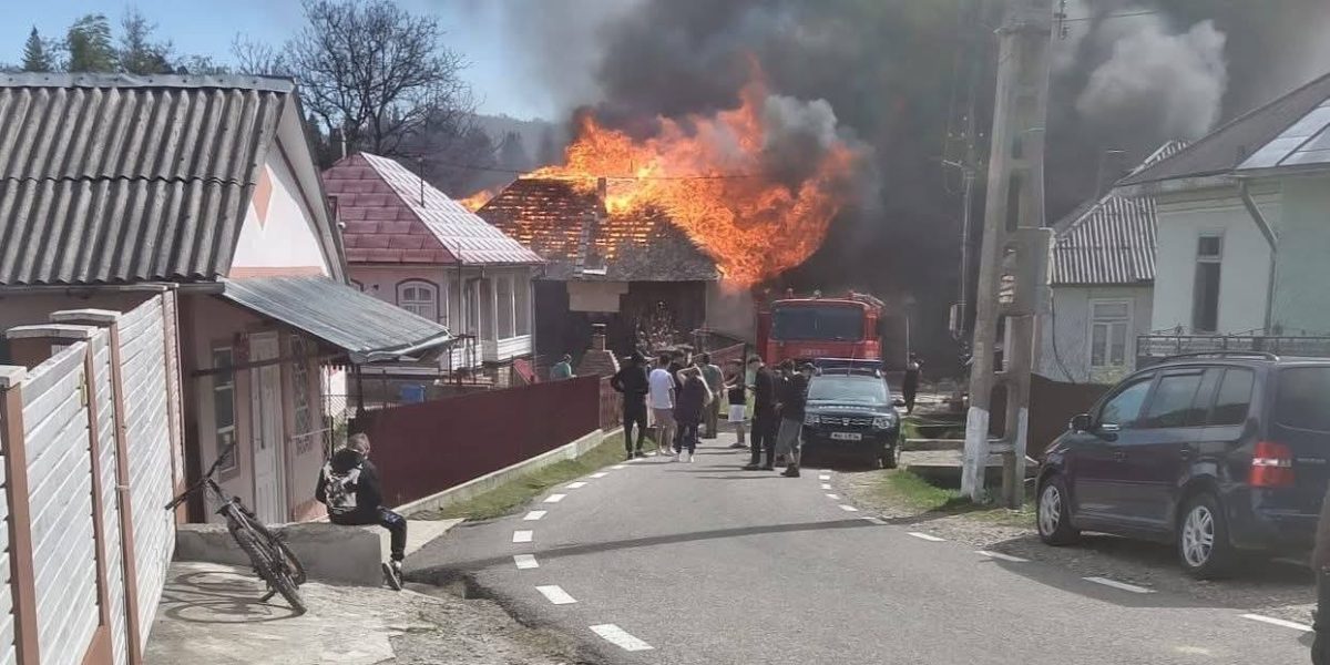 Incendiu devastator în Vrancea: 11 case distruse la Soveja