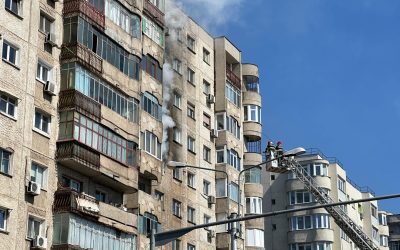 O femeie de 39 de ani a fost reținută pentru 24 de ore, fiind acuzată de implicare într-un incendiu care a avut loc în Sectorul 2 al Capitalei, iar ulterior procurorii Parchetului de pe lângă Tribunalul București au declanșat o anchetă penală împotriva sa pentru omor, distrugere și furt calificat