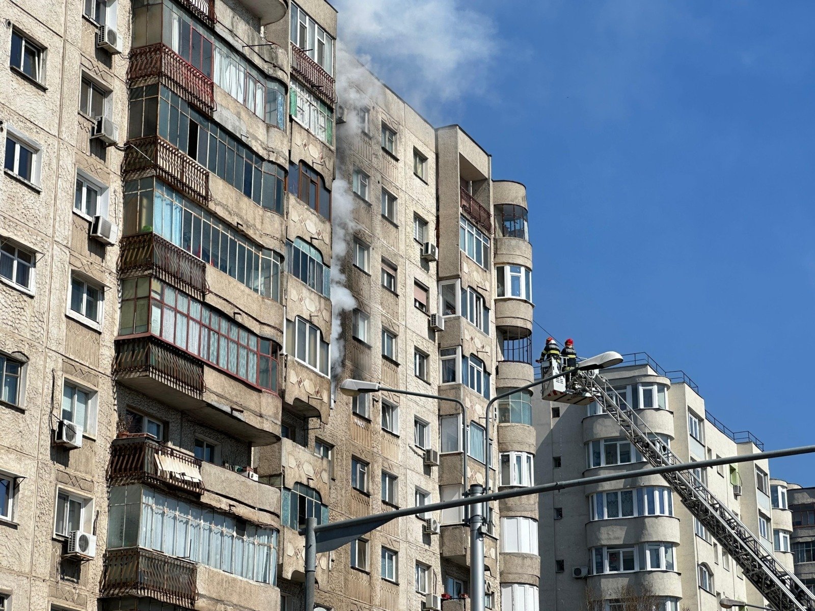 O femeie de 39 de ani a fost reținută pentru 24 de ore, fiind acuzată de implicare într-un incendiu care a avut loc în Sectorul 2 al Capitalei, iar ulterior procurorii Parchetului de pe lângă Tribunalul București au declanșat o anchetă penală împotriva sa pentru omor, distrugere și furt calificat