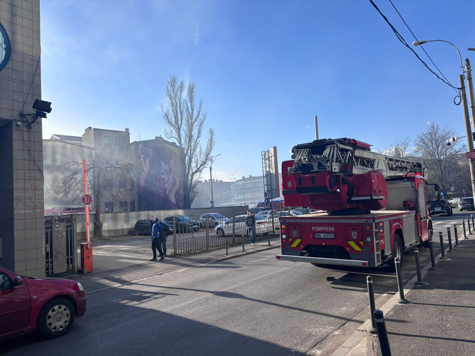 Incendiu pe Bulevardul Iancu de Hunedoara, București Un incendiu a izbucnit miercuri după-amiază pe Bulevardul Iancu de Hunedoara din București, situație pentru care autospecialele ISU București – Ilfov au intervenit prompt
