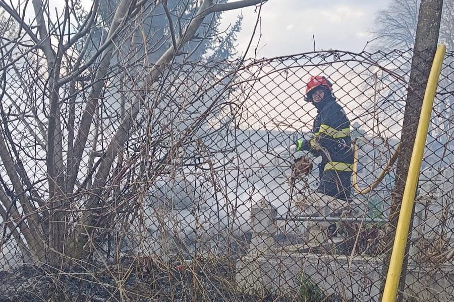 Incendiu devastator într-un cimitir din Botoșani: Flăcările au mistuit osemintele