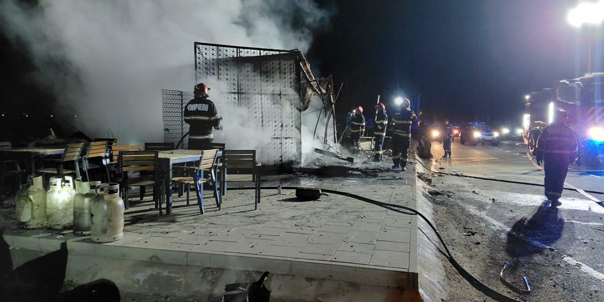 Incendiu devastator la un fast-food din Cluj, în toiul nopții