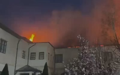 Incendiu puternic la Mănăstirea Bistrița: 10 autospeciale luptă cu flăcările