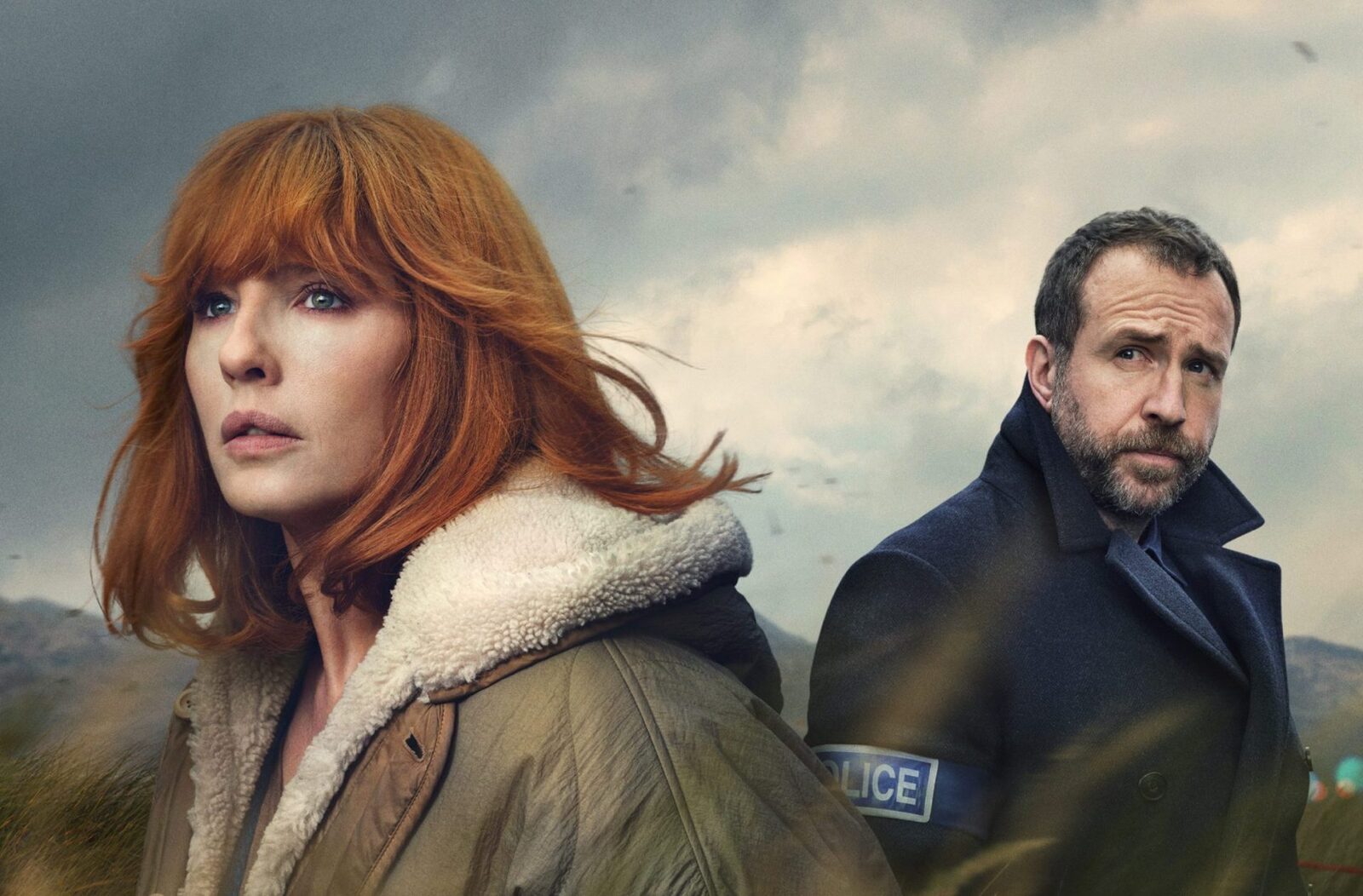 Serialul „Under Salt Marsh”, lansat recent pe SkyShowtime, aduce în prim-plan o poveste complexă și tensionată, plasată într-un oraș fictiv din Țara Galilor, Morfa Halen