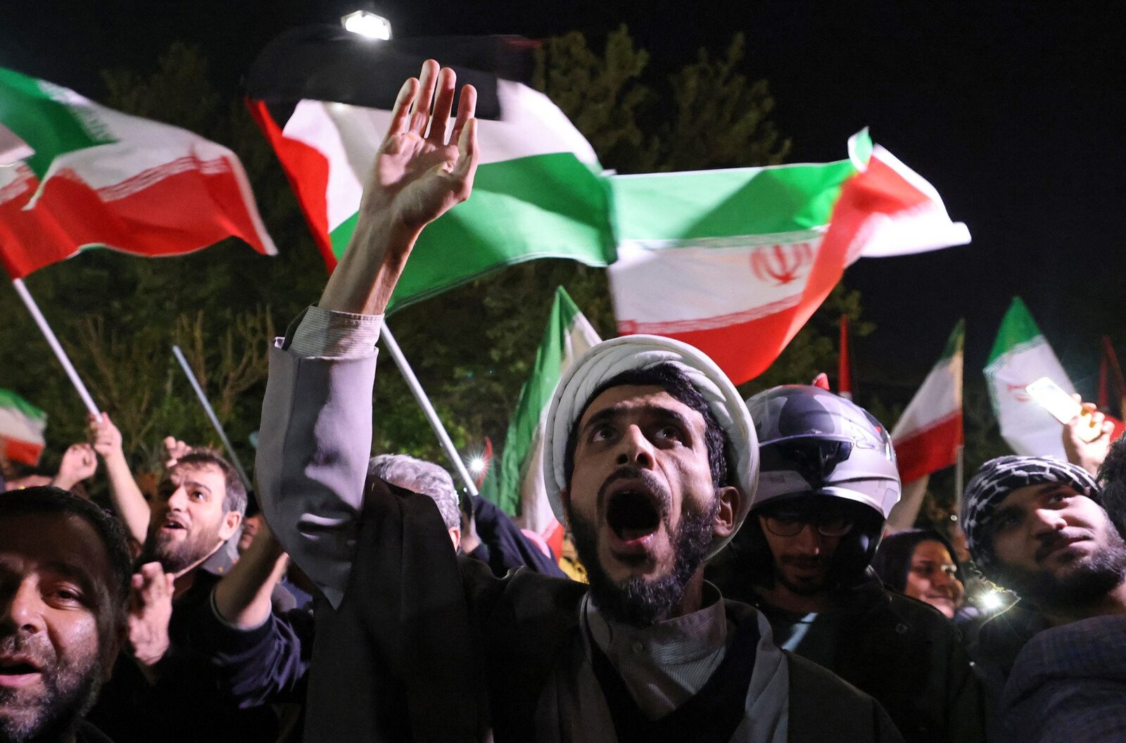 Masoud Pezeshkian anunță sprijin masiv pentru apărarea Iranului în fața tensiunilor internaționale Președintele iranian Masoud Pezeshkian a transmis un mesaj pe rețelele sociale, în care menționează că peste 14 milioane de iranieni și-au exprimat disponibilitatea de a sacrifica viața în apărarea țării
