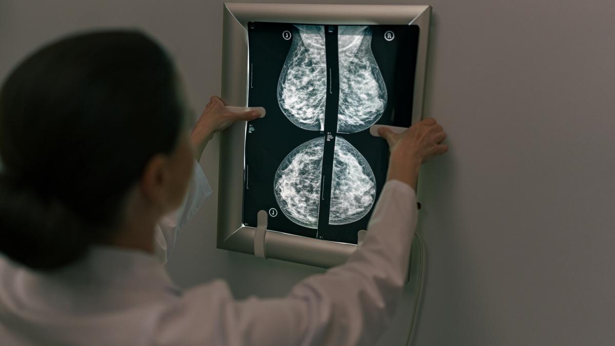 Depistarea precoce a cancerului de sân salvează vieți, iar realizarea investigațiilor de rutină, precum ecografia și mamografia, trebuie să fie prioritate pentru femeile din toate grupele de vârstă