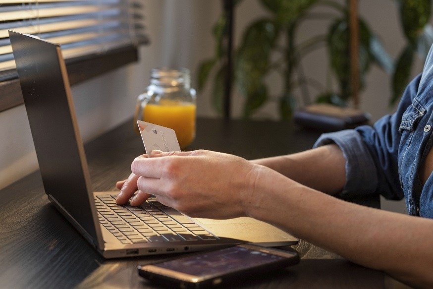 Prim-ministrul Thailandei, Anutin Charnvirakul, a anunțat luni extinderea măsurilor de economisire a energiei în toate instituțiile guvernamentale, ca răspuns la riscul unei crize energetice generate de incertitudinea aprovizionării, influențată de războiul din Orientul Mijlociu