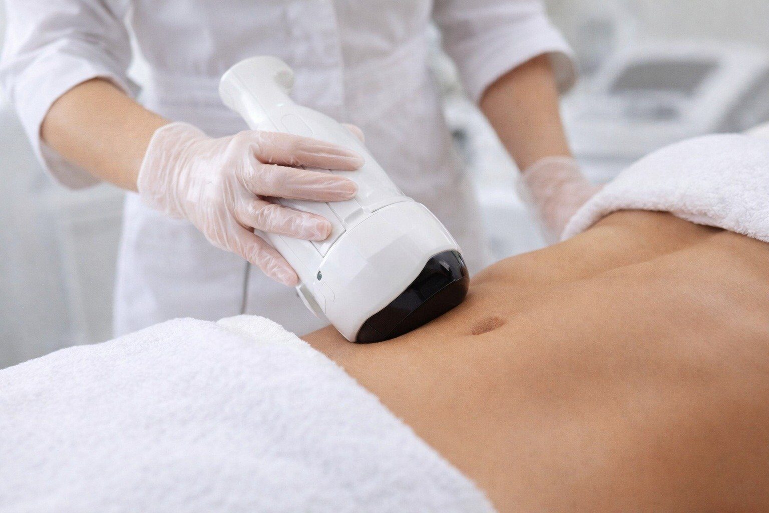 Reducerea grăsimii localizate fără bisturiu și anestezie, o realitate clinică Tehnologia Liposonix aduce o metodă de reducere a grăsimii locale fără intervenții chirurgicale, bisturiu sau anestezie
