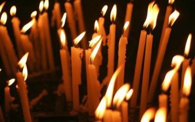 Joia Mare, ziua din Săptămâna Patimilor încărcată de tradiții și semnificații religioase, concentrează în inima ei obiceiuri vechi, de la vopsitul ouălor până la aprinderea lumânărilor în biserici