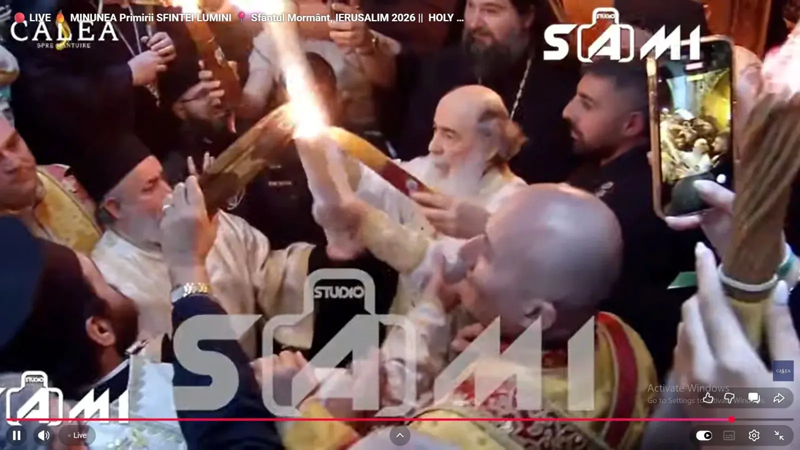 Lumina Sfântă, aprinsă la Ierusalim: speranță la Biserica Sfântului Mormânt, în ciuda conflictelor