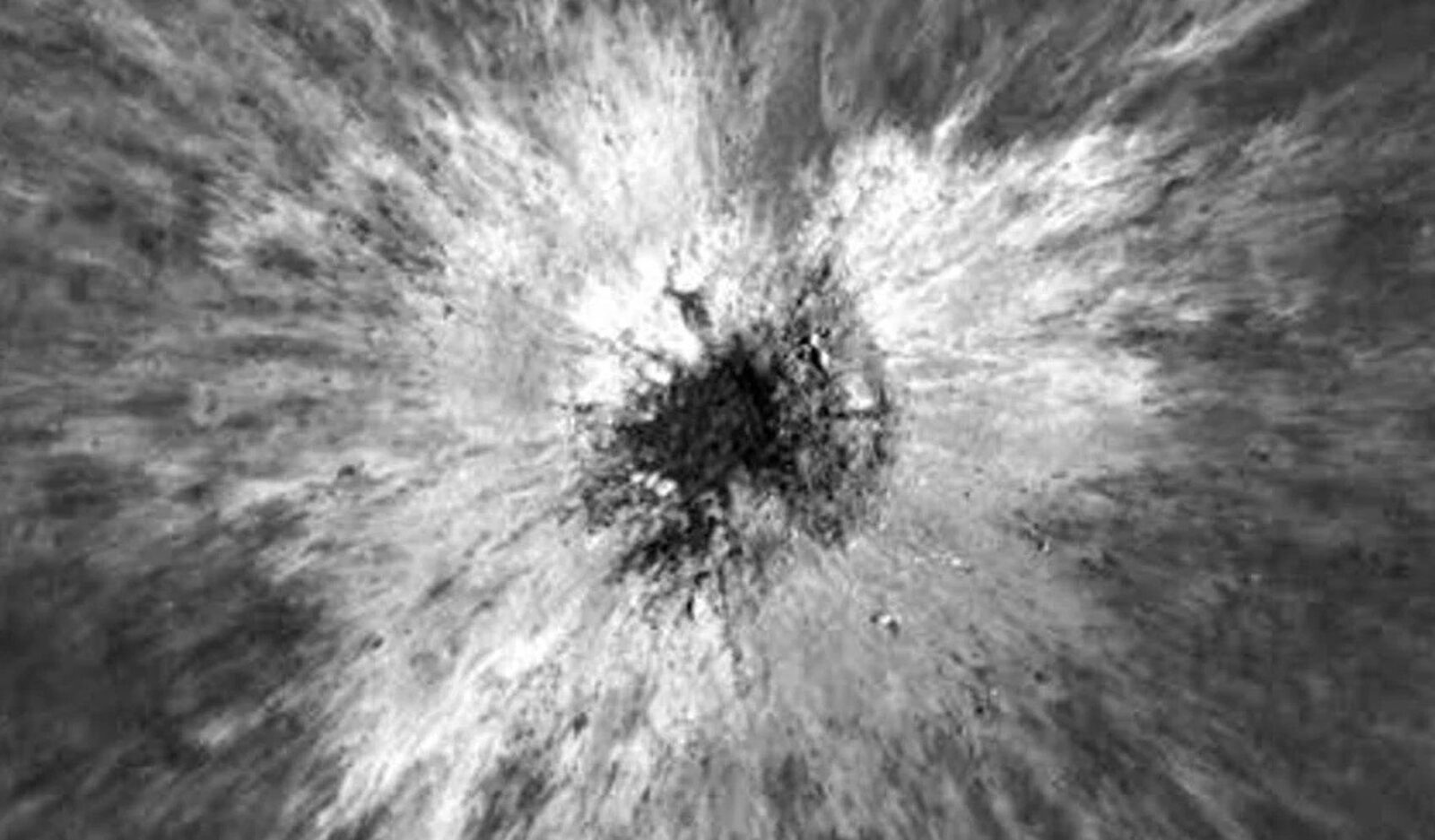 Nou crater pe Lună, de 225 metri, fotografiat de sonda NASA