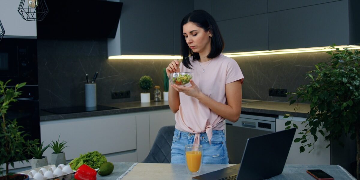 Mâncatul în picioare: Beneficii și riscuri pentru digestie. Ce spun specialiștii