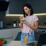 Mâncatul în picioare: Beneficii și riscuri pentru digestie. Ce spun specialiștii