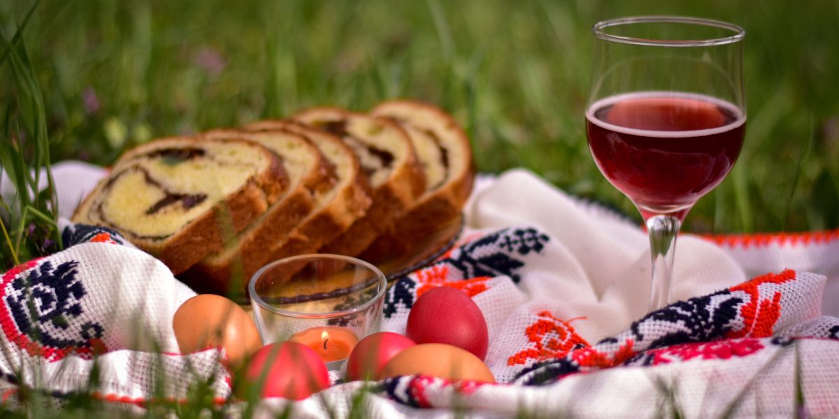 Cât va scoate românul din buzunar în 2026 pentru masa de Paște?