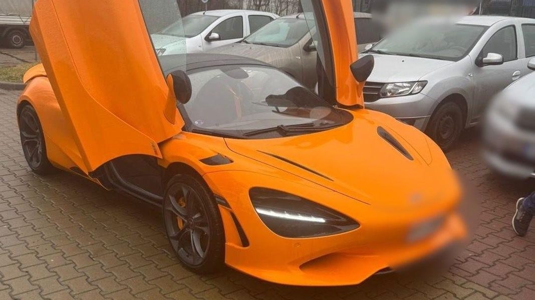 Percheziții și audieri într-un dosar de fraudă vamală și spălare de bani Polițiștii din cadrul IPGR au desfășurat recently operațiuni importante în București și Ilfov, vizând destructurarea unui grup suspectat de utilizarea frauduloasă a documentelor vamale și de activități de spălare de bani