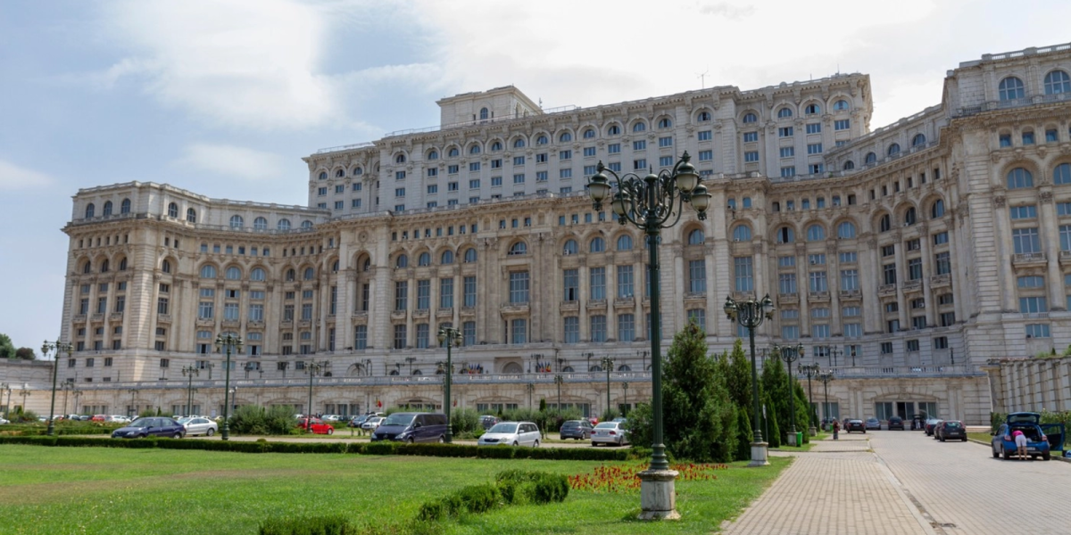 Palatul Parlamentului, luminat albastru sâmbătă, pentru Ziua Parkinson