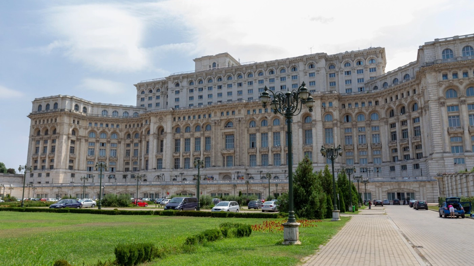 Palatul Parlamentului, luminat albastru sâmbătă, pentru Ziua Parkinson