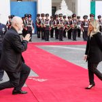 Gest neașteptat: Premierul, îngenuncheat în fața șefei de guvern din Italia