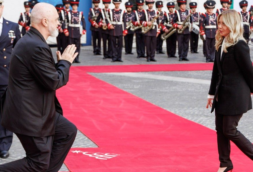 Gest neașteptat: Premierul, îngenuncheat în fața șefei de guvern din Italia