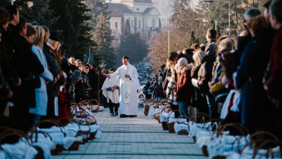 Ceremonia de sfințire a bucatelor în Miercurea-Ciuc, cel mai mare eveniment de acest gen din Bazinul Carpatic, s-a desfășurat duminică, adunând mii de participanți în centrul municipiului