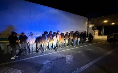 Poliția de Frontieră Nădlac a descoperit 16 persoane din Irak și Siria ascunse într-un automarfar turcesc Polițiștii de frontieră din cadrul Sectorului Poliției de Frontieră Nădlac au efectuat, în noaptea de duminică spre luni, o instalație de control pe autostrada A1, în apropierea frontierei de vest