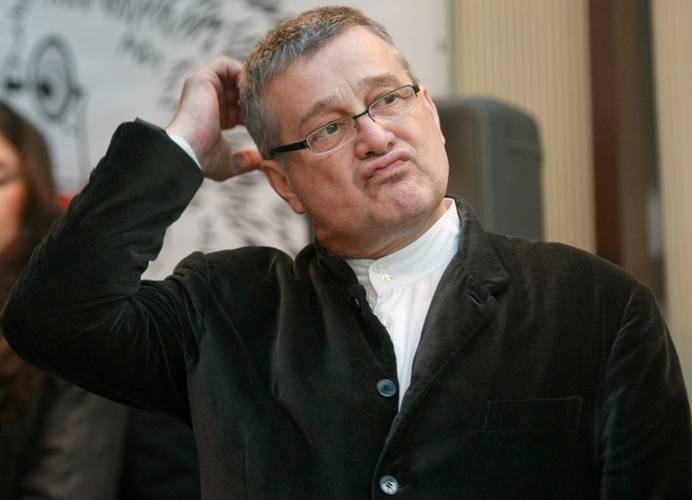 Incendiu devastator: Casa poetului Mircea Dinescu, distrusă de flăcări