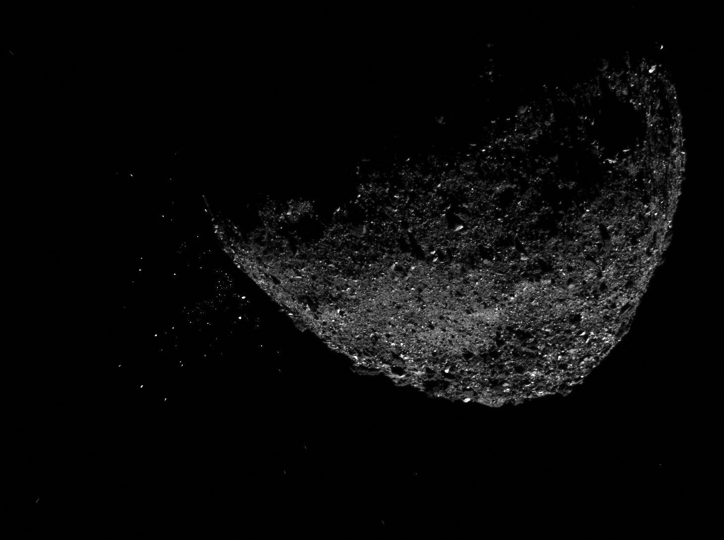 O analiză detaliată a unei probe din asteroidul Bennu, adusă pe Pământ de misiunea NASA OSIRIS-REx în septembrie 2023, a revelat noi perspective despre modul în care apa și materialele organice au interacționat în primele etape ale formării Sistemului Solar