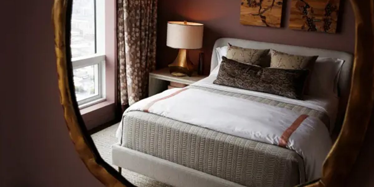 De ce e interzisă oglinda față în față cu patul: Motivul bizar