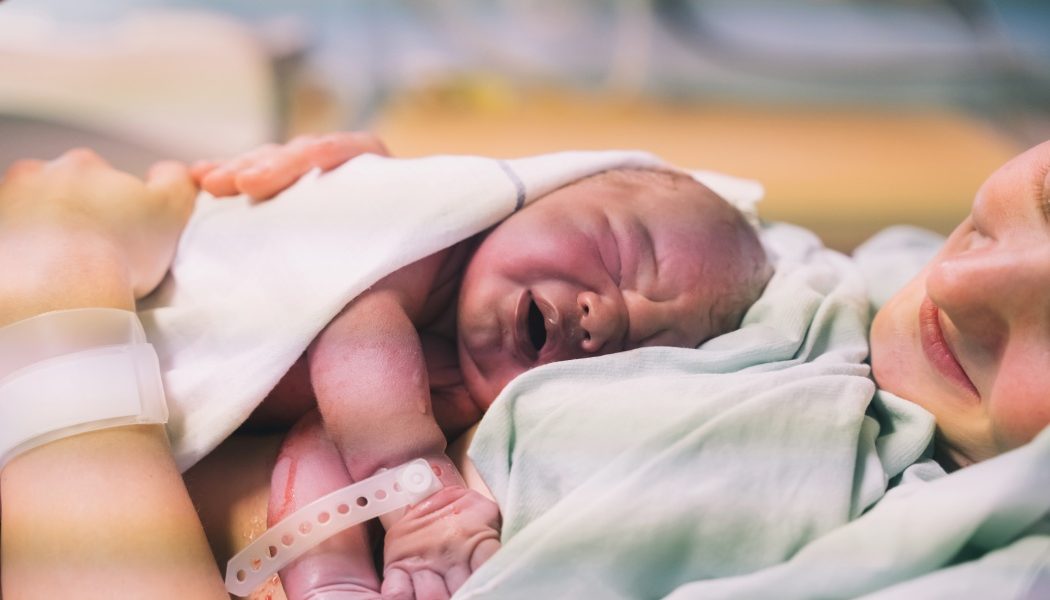 O tânără mamă din România a avut parte de o experiență extrem de dificilă după naștere, atunci când, doar la două săptămâni după ce a adus pe lume primul copil, și-a pierdut temporar vederea