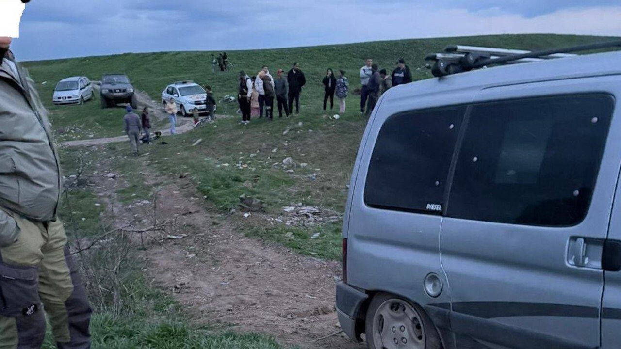 Hoții de lemne continuă să facă legea în pădurile României, iar autoritățile par impotente în fața fenomenului Un incident grav s-a produs recent în Parcul Natural Lunca Mureșului, unde doi pădurari au fost bătuți și amenințați cu moartea de către mai mulți indivizi veniți să prăduiască resursele naturale ale zonei