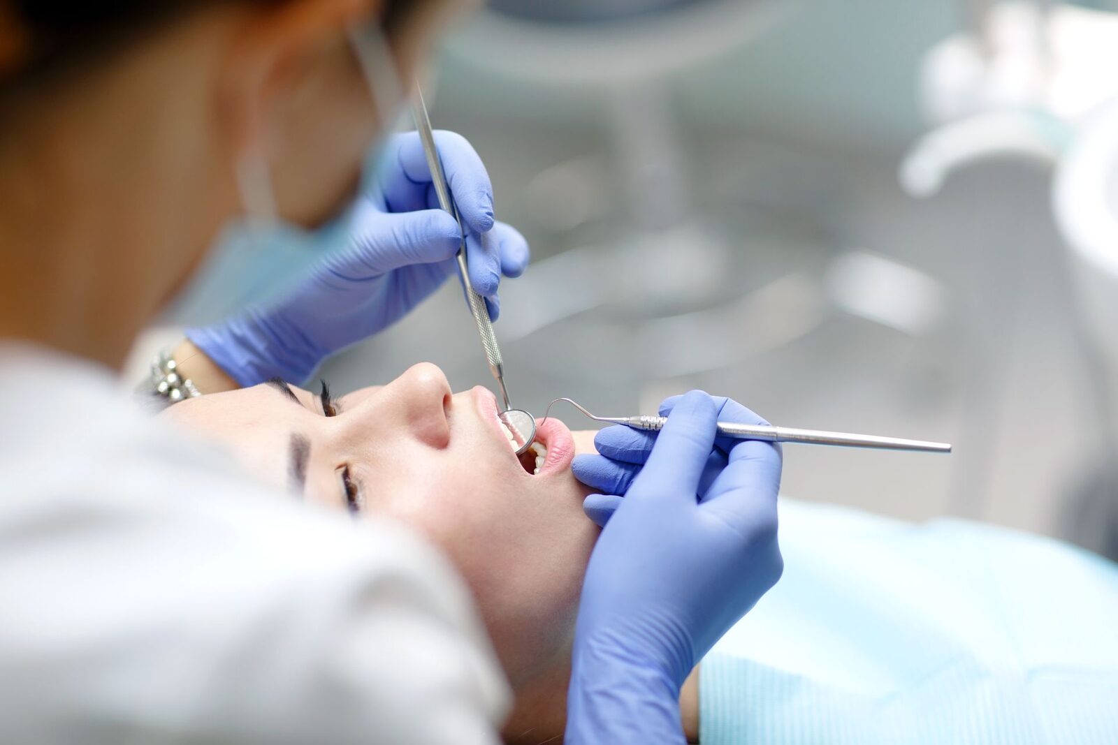 Persoanele care nu pot să-și permită îngrijirea dentară au un nivel crescut al riscului de boli cardiovasculare și demență, conform unui studiu realizat de cercetători de la Școala de Sănătate Publică a Universității din Boston (BUSPH)