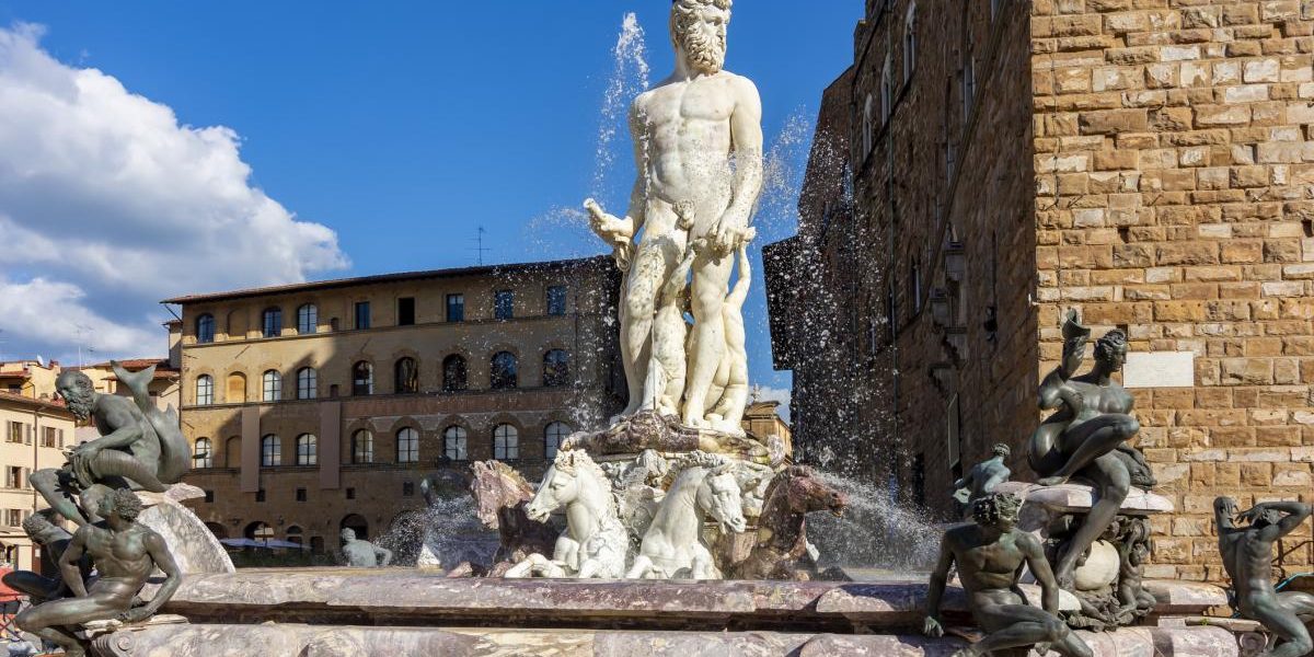 Femeie șoc: s-a urcat pe Neptun în Florența și a vandalizat statuia!