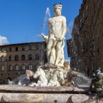 Femeie șoc: s-a urcat pe Neptun în Florența și a vandalizat statuia!