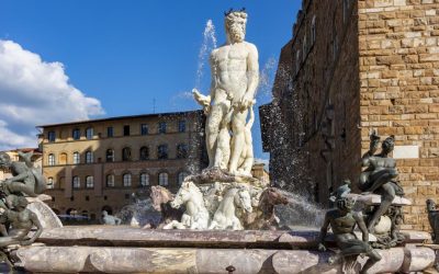 Femeie șoc: s-a urcat pe Neptun în Florența și a vandalizat statuia!