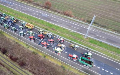 Benzinării în criză în Irlanda: Fermierii blochează drumurile, rafinăria închisă