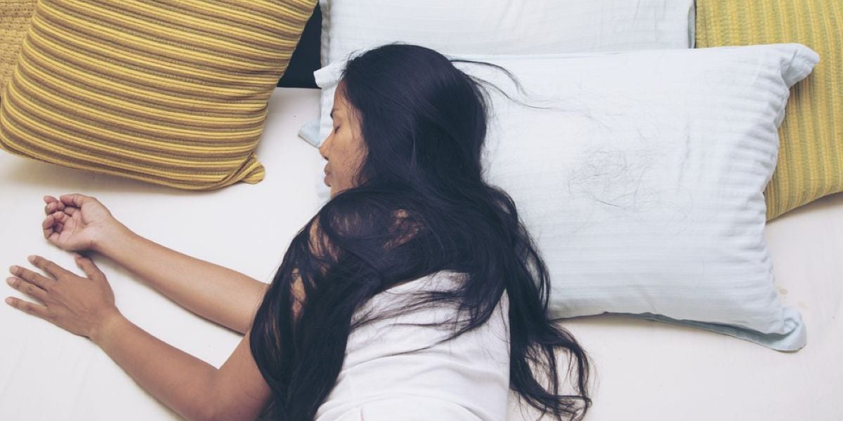 Șapte obiceiuri nocturne care îți distrug părul. Evită-le urgent!