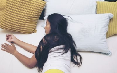 Șapte obiceiuri nocturne care îți distrug părul. Evită-le urgent!