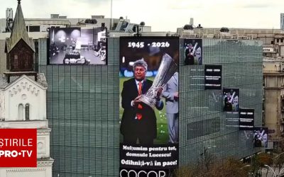 Pe ecranele celebrului magazin Cocor din centrul orașului București rulează în prezent imagini omagiale dedicate legendarului antrenor Mircea Lucescu, după vestea tristă a decesului său marți