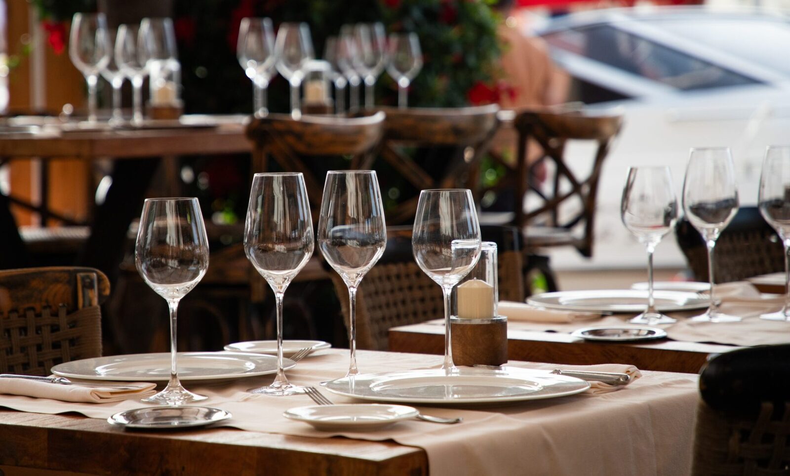 Gigantul FoodTech intră-n restaurante cu roboți-chelneri: Revoluție în farfurie?