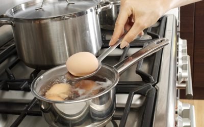 Fierberea ouălor devine mai sigură și mai eficientă dacă urmezi câțiva pași simpli care reduc riscul de spargere și obțin ouă perfecte pentru masa de Paște sau pentru diverse preparate culinare