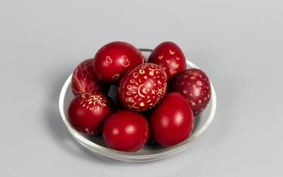 În pragul sărbătorilor Pascale, vopsirea ouălor reprezintă unul dintre cele mai îndrăgite obiceiuri ale românilor, cu o vechime considerabilă