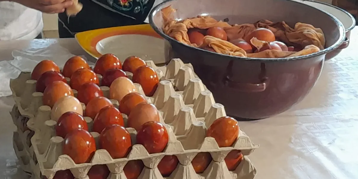 Ouă vopsite eco la Mănăstirea Timișeni: Tradiția merge mai departe