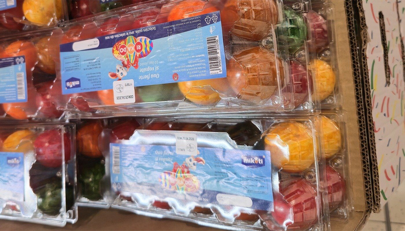 Ouăle vopsite gata de consum, disponibile în supermarketurile din România, devin tot mai populare în perioada Paștelui