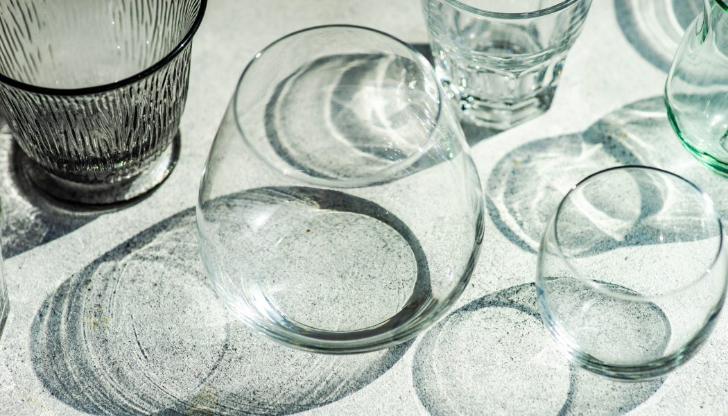 Paharele din sticlă pot avea un aspect tulbure sau opac, semn că ascund depuneri de minerale sau chiar deteriorări ale suprafeței