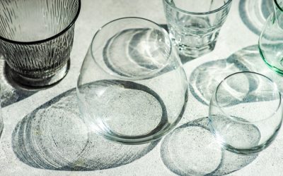 Paharele din sticlă pot avea un aspect tulbure sau opac, semn că ascund depuneri de minerale sau chiar deteriorări ale suprafeței