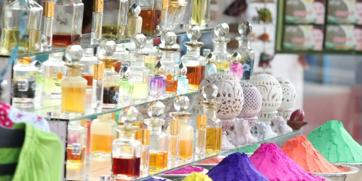 Hoți români, arestați în Italia: Furau parfumuri de 4.500 de euro din duty-free