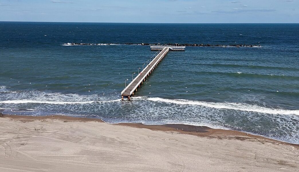 Mamaia: Pasarela prăfuită stă închisă de 6 ani, în timp ce Primăria Constanța zace la documentații